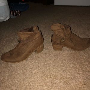TAN SUEDE HEELED BOOTS